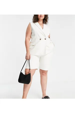 Pieces® Pieces Curve tailored city shorts in (part of a set)-White