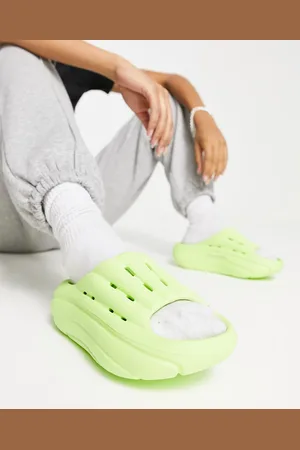 UGG FoamO sliders in bright
