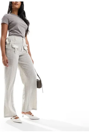 Daisy Street Low rise Y2K pants in with pocket buckle detail-Green