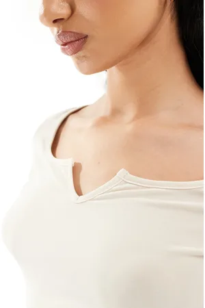 Fashionkilla Super soft notch front fitted top in -White