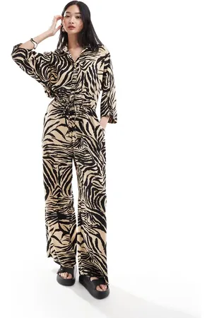 Monki Oversized jumpsuit with collar in print-Neutral
