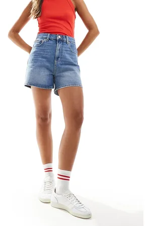 Tommy Hilfiger Denim mom shorts in mid wash-Blue