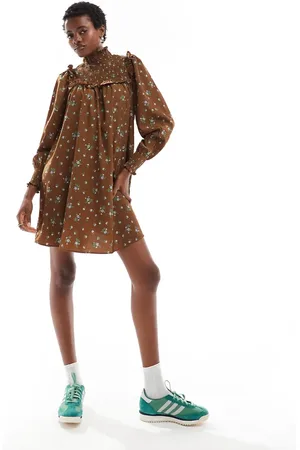 Glamorous Shirred neck mini smock dress in brown blue floral-Black
