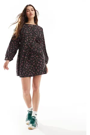 Daisy Street Mini smock dress in black red floral ditsy