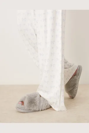 New Look Crossover faux fur sliders in