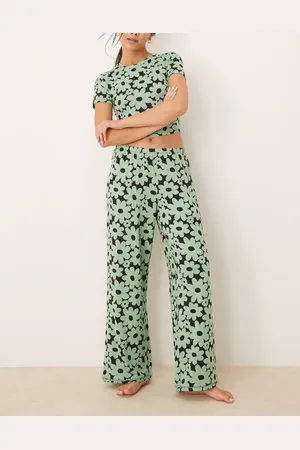 Urban Threads Poly t-shirt and pants pyjama set in retro floral print