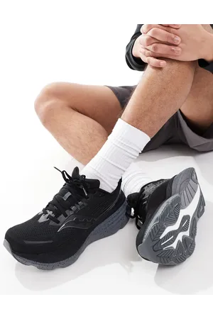 Saucony Ride 18 neutral cushioning trainers in black and white