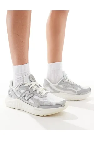 New Balance Arishi running trainers in
