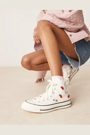Converse Hearts Chuck 70 Hi sneakers in with roses