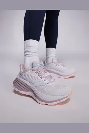 Saucony Hurricane 24 max cushioning trainers in cloud and bloom-Pink