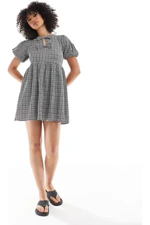 New Look Bow front smock dress in gingham print-Black