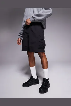 The North Face Cargo pocket logo shorts in black