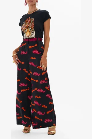 Camilla Curved Hem Fitted Tee - Multi One Night in De Wallen, S