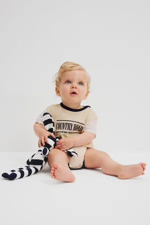 COUNTRY ROAD Boys Organically Grown Spliced Logo Short Sleeve Bodysuit Shell in Size Newborn | Cotton/Elastane