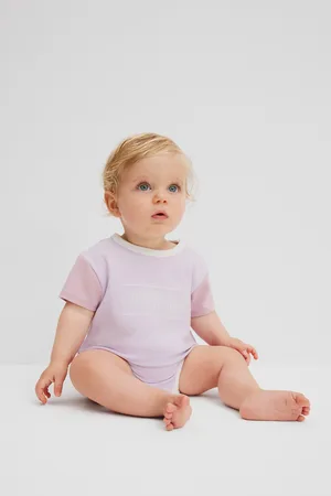 COUNTRY ROAD Boys Organically Grown Spliced Logo Short Sleeve Bodysuit Lilac in Size 6-12 Months | Cotton/Elastane
