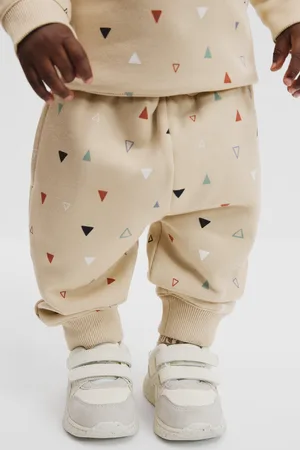 COUNTRY ROAD Boys Organically Grown Printed Sweat Pants Stone Arrow in Size 6-12 Months | 100% Cotton