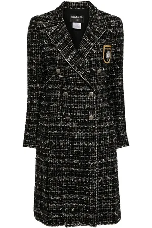 CHANEL 2005 crest-appliqué tweed coat