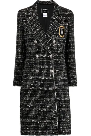 CHANEL 2005 crest-appliqué tweed coat