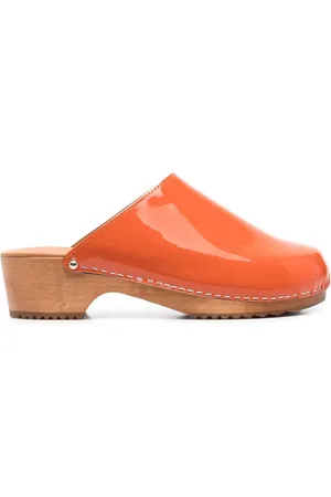 FIGURE DECORATIVE High-shine finish mules