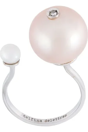 DELFINA DELETTREZ Pearl piercing