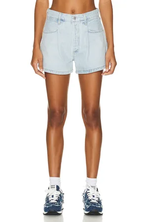 Citizens of Humanity Franca Pleated Baggy Short in - Denim-Light. Size 33 (also in ).
