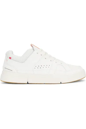 On Running The Roger Clubhouse Sneaker in - White. Size 10 (also in 5.5, 6, 6.5, 8.5, 9, 9.5).