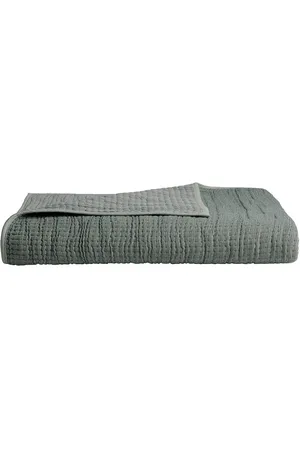 Parachute Organic Channel Gauze Throw in - Green. Size all.