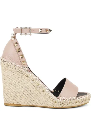 VALENTINO GARAVANI Rockstud Wedge Espadrillas in Poudre Nero & Naturale - Nude. Size 37 (also in 38, 39, 40, 41).