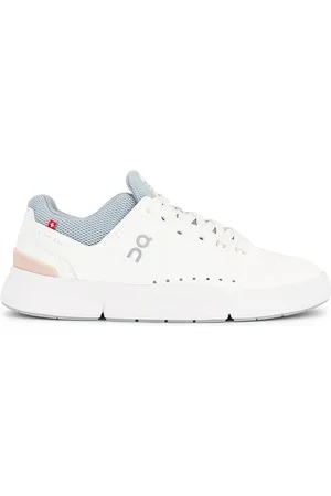 On Running The Roger Advantage Sneaker in - White. Size 10 (also in 5, 5.5, 6, 6.5, 7, 7.5, 8, 8.5, 9, 9.5).