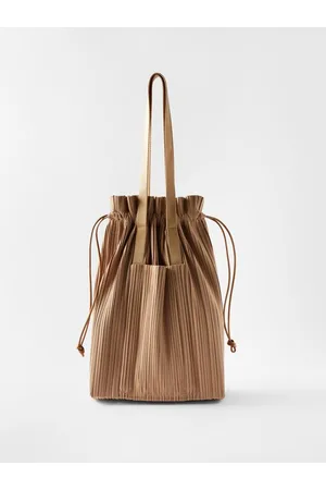 Issey Miyake Leaf Small Technical-pleated Cross-body Bag In Black