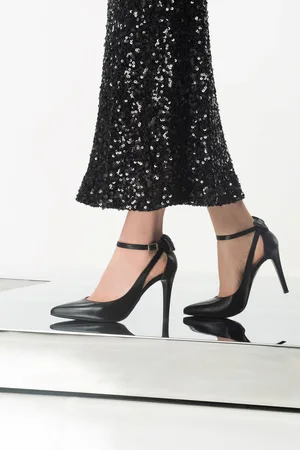 Nero Giardini Leather Bow Court Shoes AU 9 (EU 40)