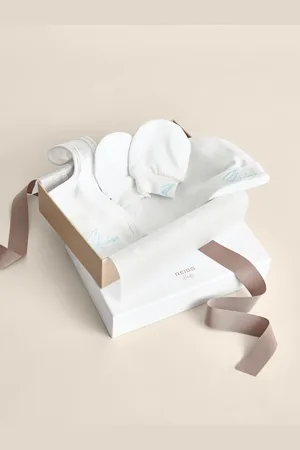 Reiss Olyv Hat, Bib And Mittens Set One