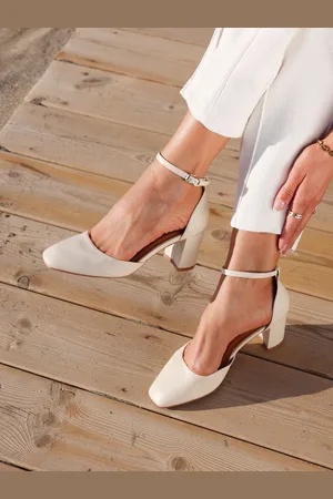 Linzi Sydney Square Toe Court Heels AU 9 (EU 40)