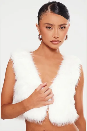 PRETTYLITTLETHING Petite Fluffy V Neck Crop Top