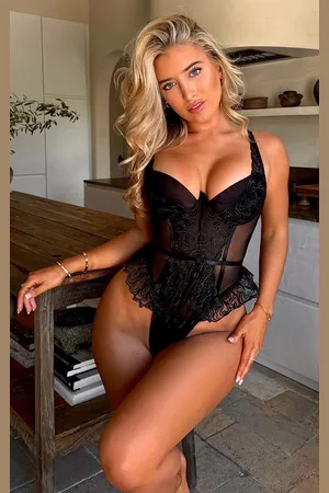 PRETTYLITTLETHING Heart Embroidered Lace Body