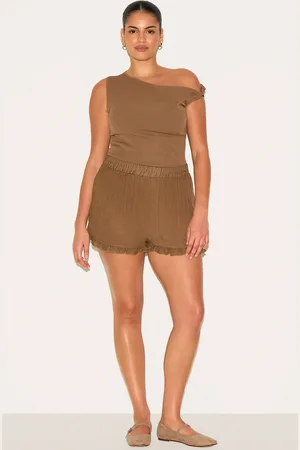 PRETTYLITTLETHING Plus Frill Edge Textured Shorts
