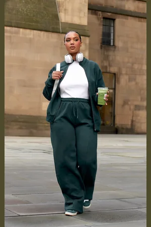 PRETTYLITTLETHING Plus Mid Rise Seam Detail Straight Leg Track Pants