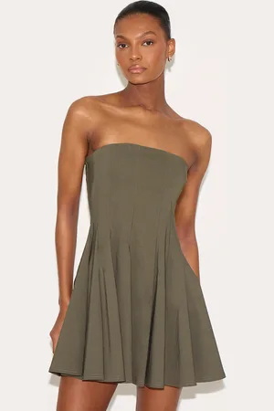 PRETTYLITTLETHING Stretch Woven Bandeau Pleated Shift Dress