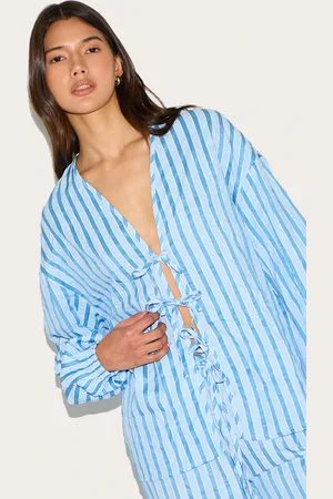 PRETTYLITTLETHING Striped Textured Tie Front Shirt