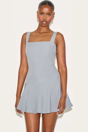 PRETTYLITTLETHING Tailored Woven Scoop Back Shift Dress