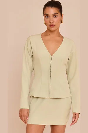 PRETTYLITTLETHING Petite Collarless Hook And Eye Cinched Waist Long Top