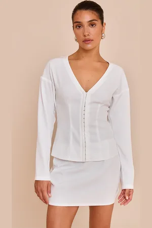 PRETTYLITTLETHING Petite Collarless Hook And Eye Cinched Waist Long Top