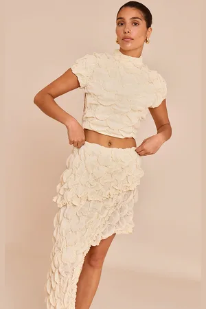 PRETTYLITTLETHING Petite Textured Open Back Top