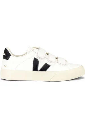 Veja Recife Sneaker in . Size 36, 37, 38, 39, 40, 41.