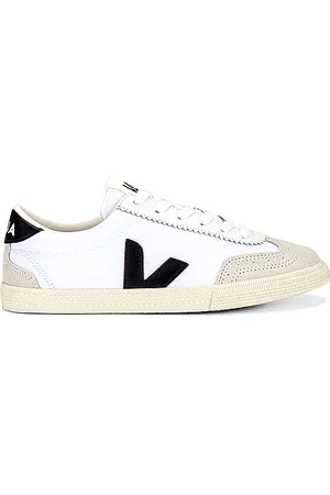 Veja Volley Sneaker in . Size 35, 37, 38, 39, 40.