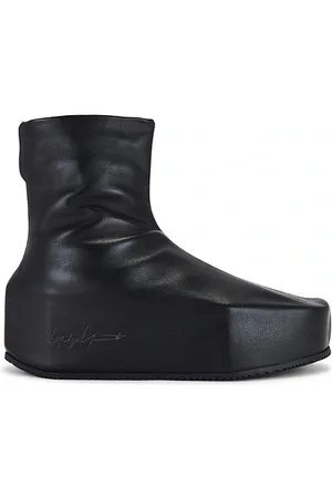 Y-3 Kyasu Overboot in . Size 8.