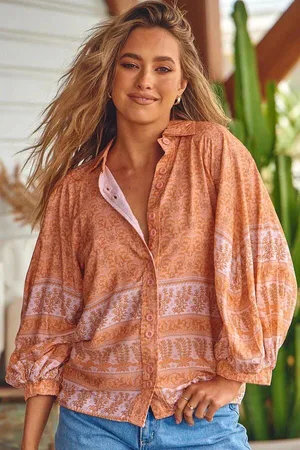 Jaase Moni Blouse: Collared Button Down Shirt with Balloon Sleeves in Peachy Print