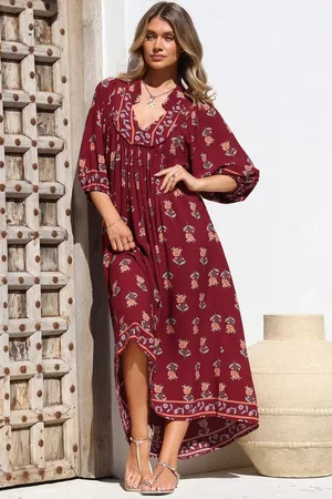 Jaase Boheme Midi Dress: Piping Defined Bust 3/4 Sleeve Smock Dress in Grenache Print