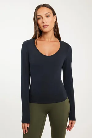 Stylerunner Dynamic V Neck Long Sleeve Tee
