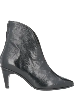 1725.A Ankle boots
